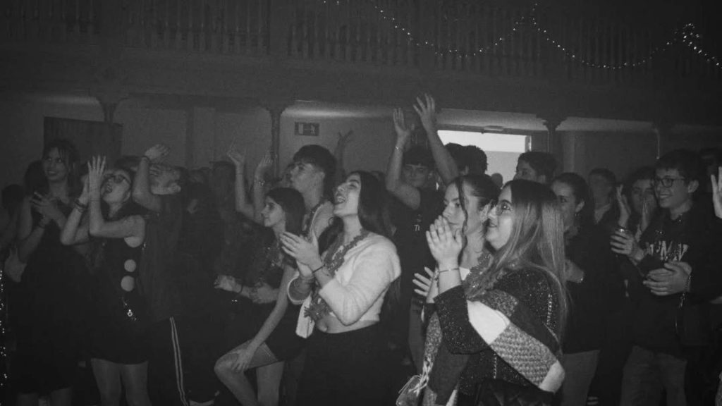 Cal Ninyo es transforma en discoteca per celebrar la festa de Pre-Cap d’Any a Sant Boi 