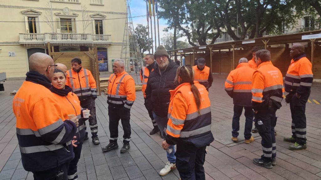 El malestar dels treballadors de brigades a Sant Boi aflora amb protestes discretes davant l’Ajuntament (1)