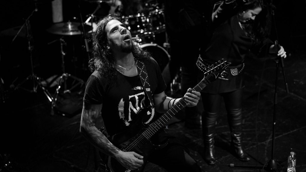 La banda santboiana Teatro de Miseria celebra 30 anys de metal omplint Cal Ninyo