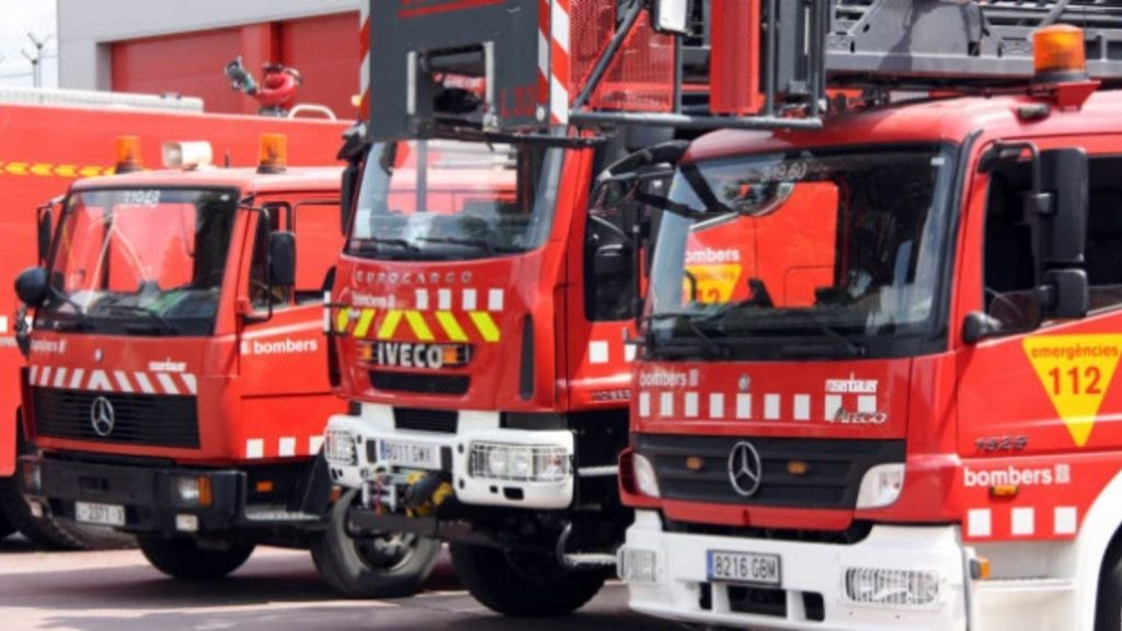 Rescat emotiu en un pis de Sant Boi un gos atrapat en incendi a Ciutat Cooperativa 