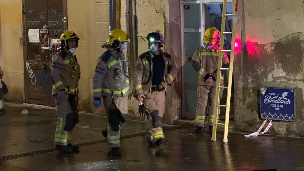Ensurt majúscul a Sant Boi s’esfondra el sostre d’un edifici al barri centre
