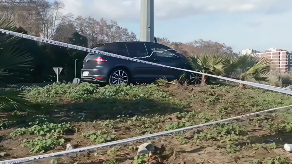 Un conductor begut s’estampa contra aquesta rotonda de Sant Boi la matinada de Cap d’Any