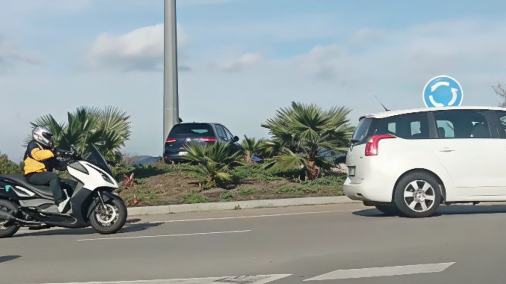 Un conductor begut s’estampa contra aquesta rotonda de Sant Boi la matinada de Cap d’Any