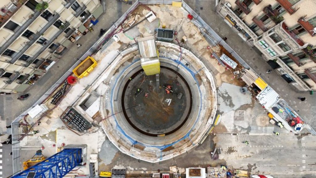 La gran peça de la tuneladora surt de Sant Boi el primer pas per allargar l’L8 de FGC fins a Gràcia