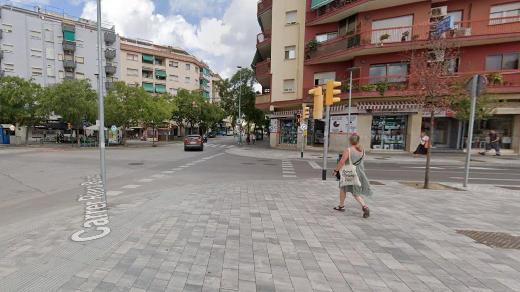 Accident mortal a Sant Boi una dona mor atropellada per un autobús davant del Mercat de la Muntanyeta 