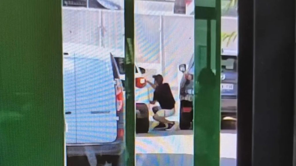 Detinguda a Sant Boi una dona per robar un mòbil i estafar 3.000 euros fent-se passar per la víctima 