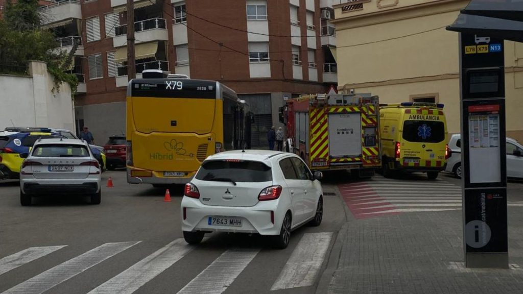 Aparatosa evacuació mèdica al carrer Francesc Pi i Maragall de Sant Boi policia, bombers i SEM 