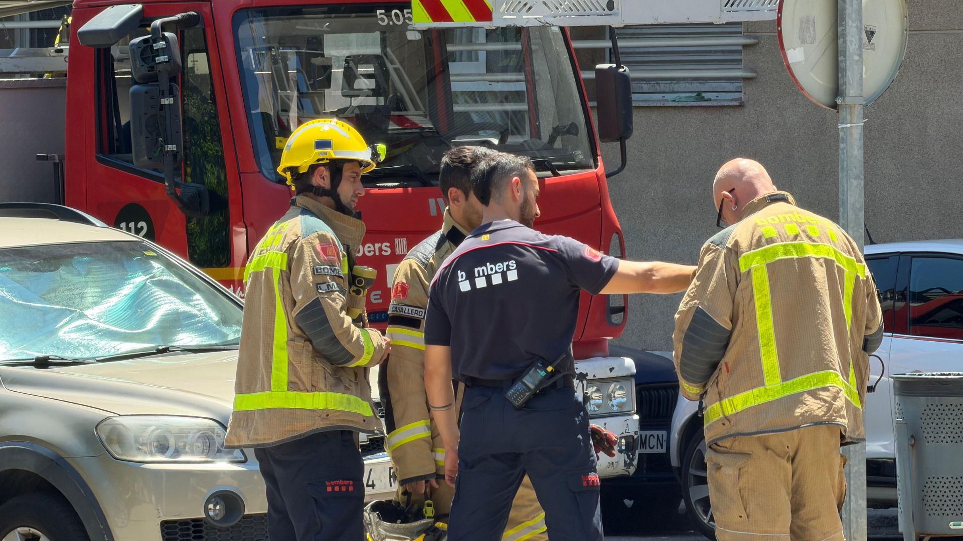 El SEM ha activat dues dotacions de Bombers al carrer Jordi Rubió i Balaguer de Sant Boi per accedir a un habitatge on una veïna necessitava assistència mèdica urgent