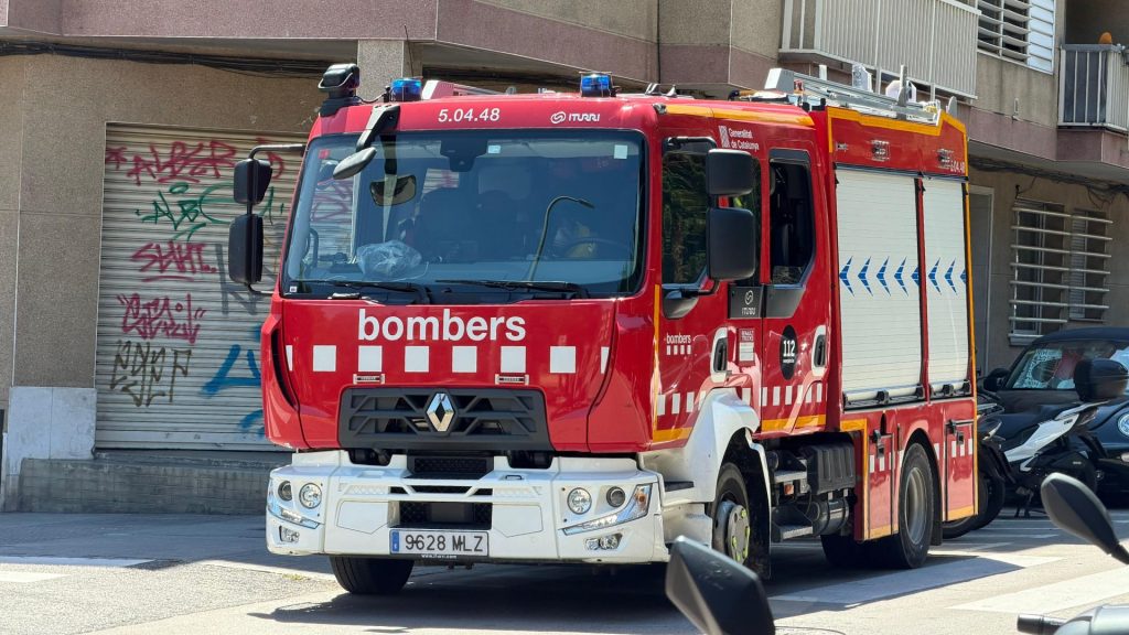 El SEM ha activat dues dotacions de Bombers al carrer Jordi Rubió i Balaguer de Sant Boi per accedir a un habitatge on una veïna necessitava assistència mèdica urgent