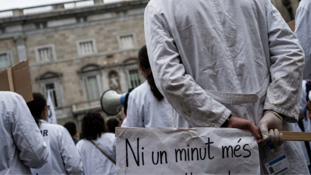 Els anestesiòlegs de l'Hospital de Sant Boi planten cara i diuen prou a fer hores extra quan començaran les protestes