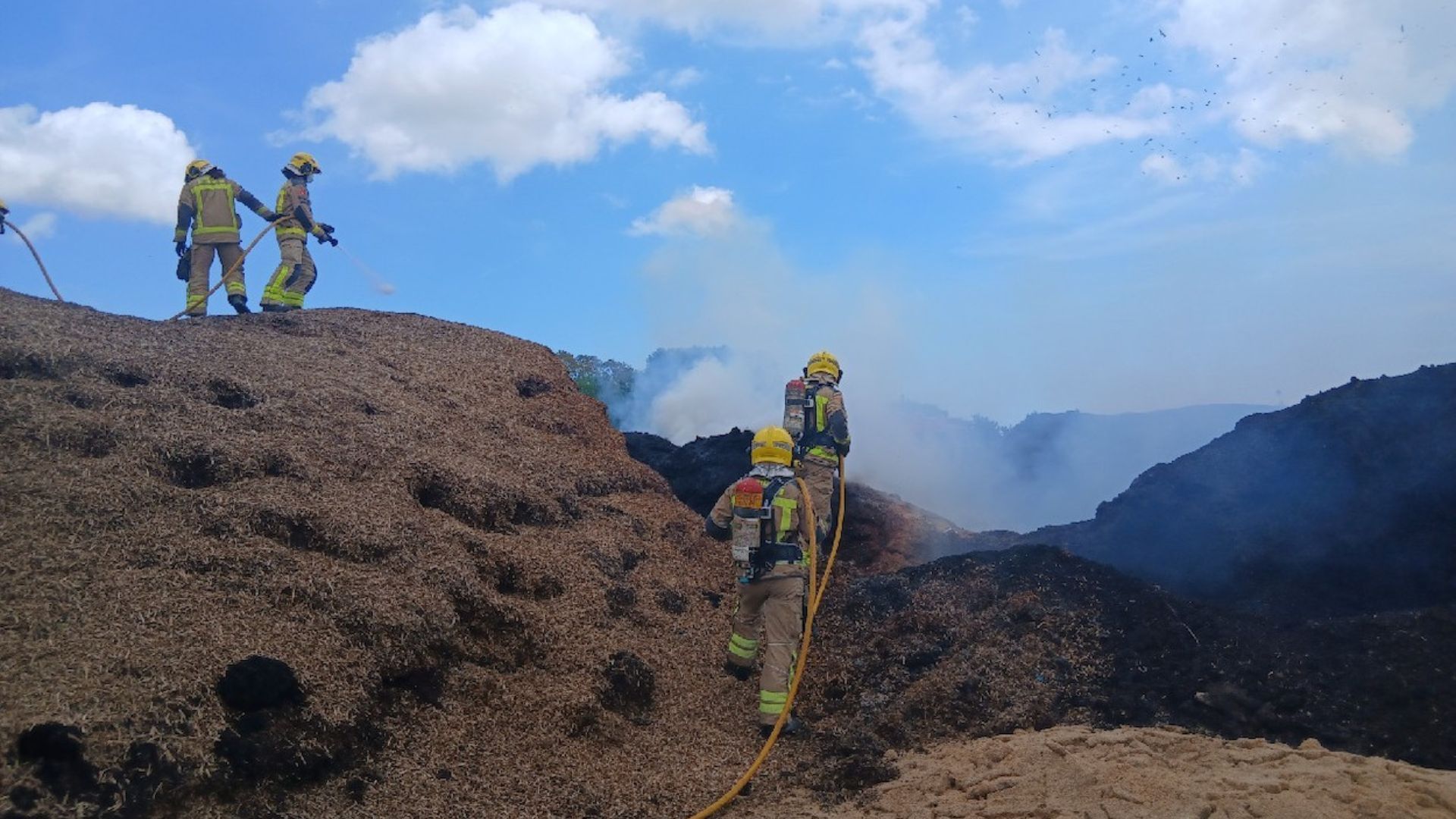 Incendi en una planta de reciclatge de Sant Boi cremen dues piles de compostatge a Cal Càntir