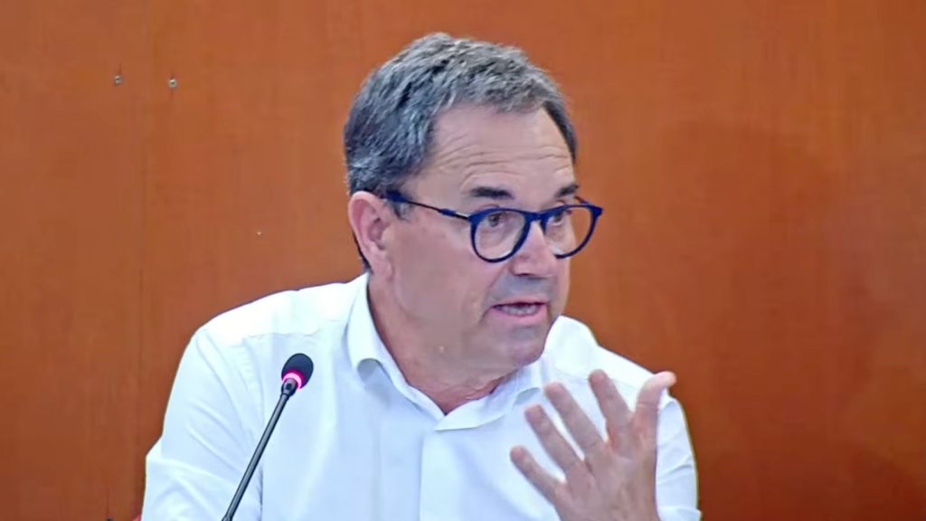 Tensió al ple de Sant Boi per l’habitatge retrets, protestes i una moció rebutjada 