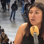 Cues, nits al carrer i tràmits impossibles així ha viscut una veïna de Sant Boi la regularització de milers de migrants