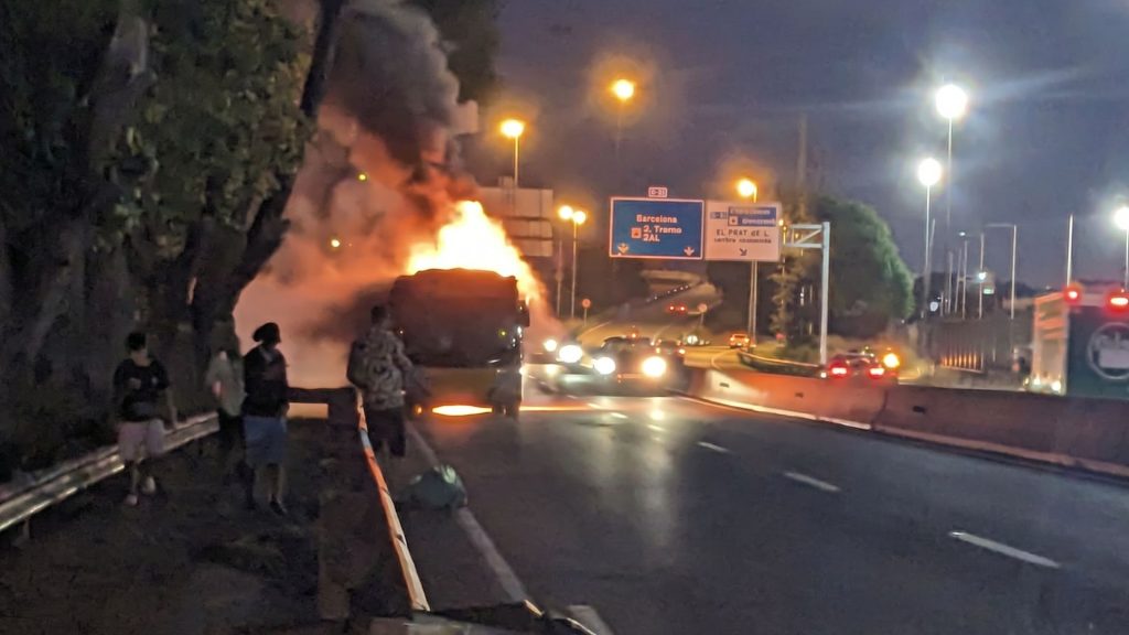Fum, flames i una evacuació ràpida espectacular incendi d'un autobús de la línia L78 de Sant Boi