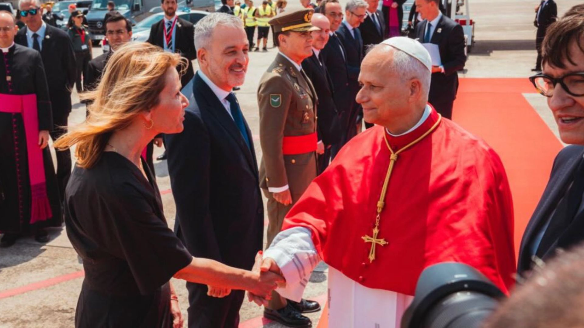 L'alcaldessa de Sant Boi, Lluïsa Moret, rep el papa Lleó XIV a la seva arribada a Barcelona
