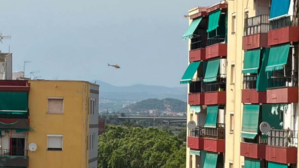 Sorpresa a Sant Boi per un helicòpter taronja volant a molt baixa altura ja sabem què buscava