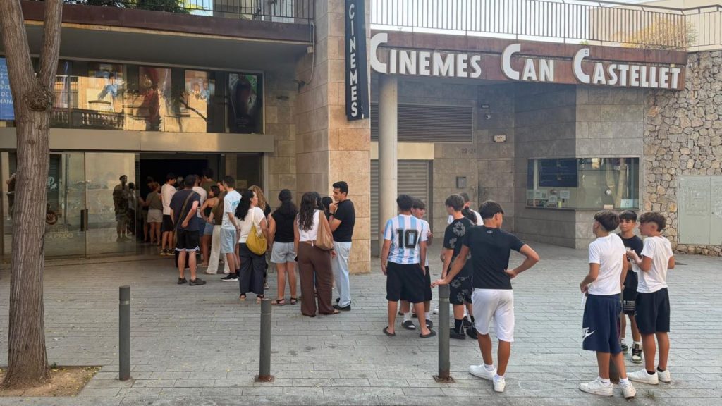Cues inusuals als Cinemes Can Castellet de Sant Boi per l'estrena d'aquesta esperadíssima pel·lícula