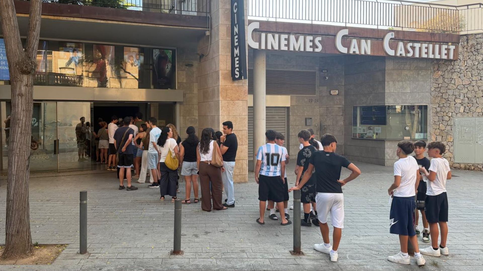 Cues inusuals als Cinemes Can Castellet de Sant Boi per l'estrena d'aquesta esperadíssima pel·lícula