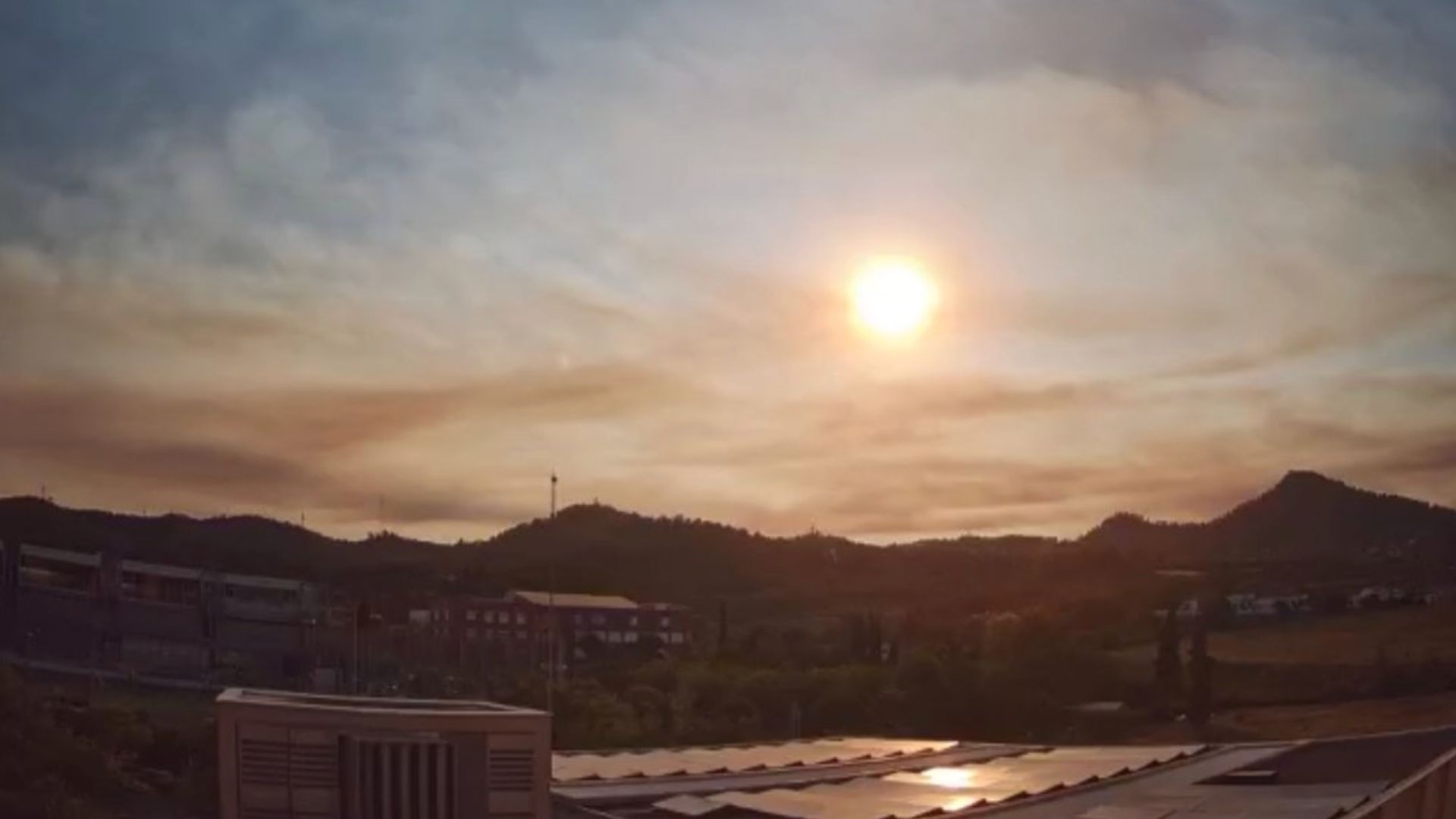 El fum dels incendis arriba a Sant Boi la qualitat de l'aire es desploma en plena onada de calor i els experts alerten