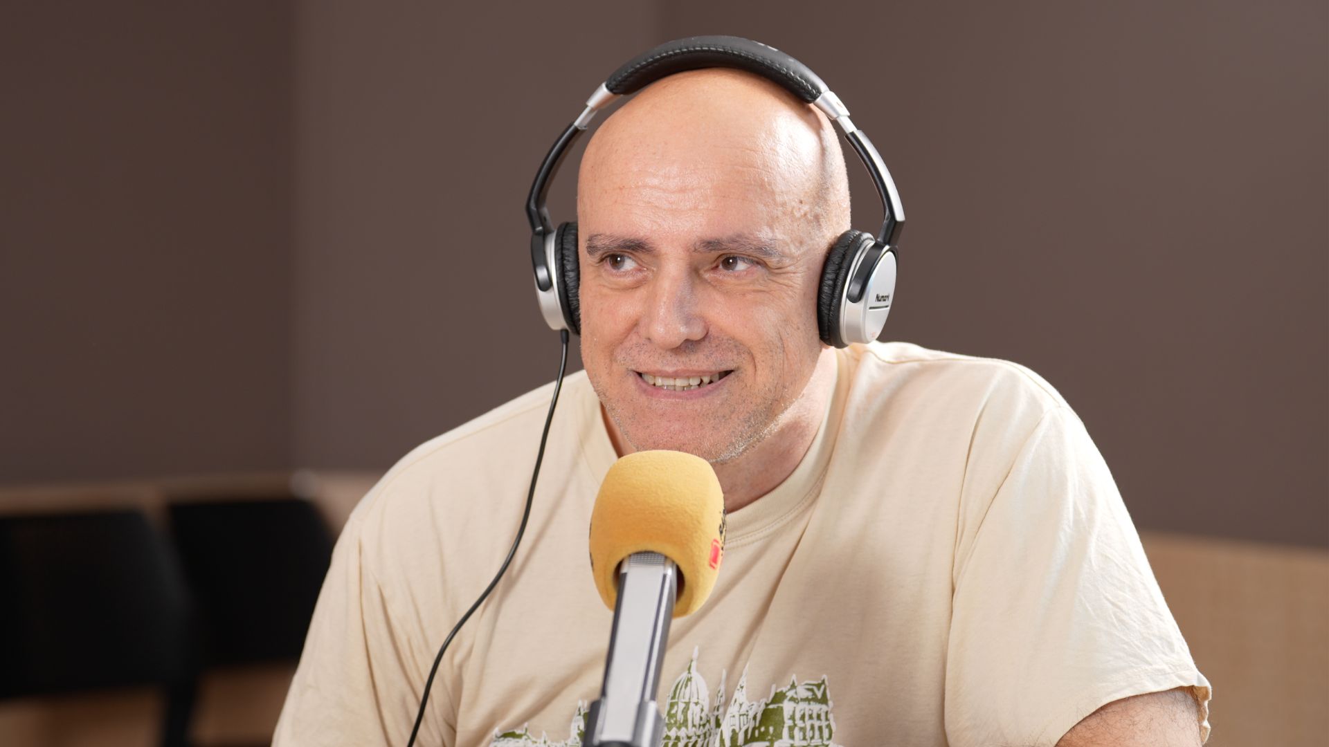 Juan José García (Vox Sant Boi) planteja construir una escola a la caserna militar sense renunciar a la presència de l'Exèrcit