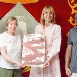 Més de mig segle amb la bata blanca Sant Boi homenatja la família de la Farmàcia Capell
