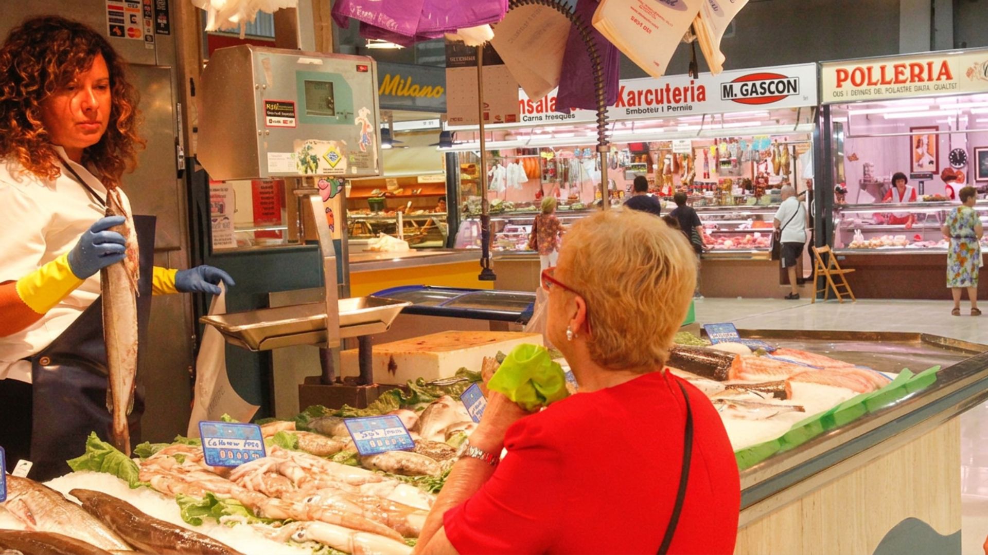Comprar menys i pagar més la pujada de preus pressiona les famílies i els comerços de Sant Boi