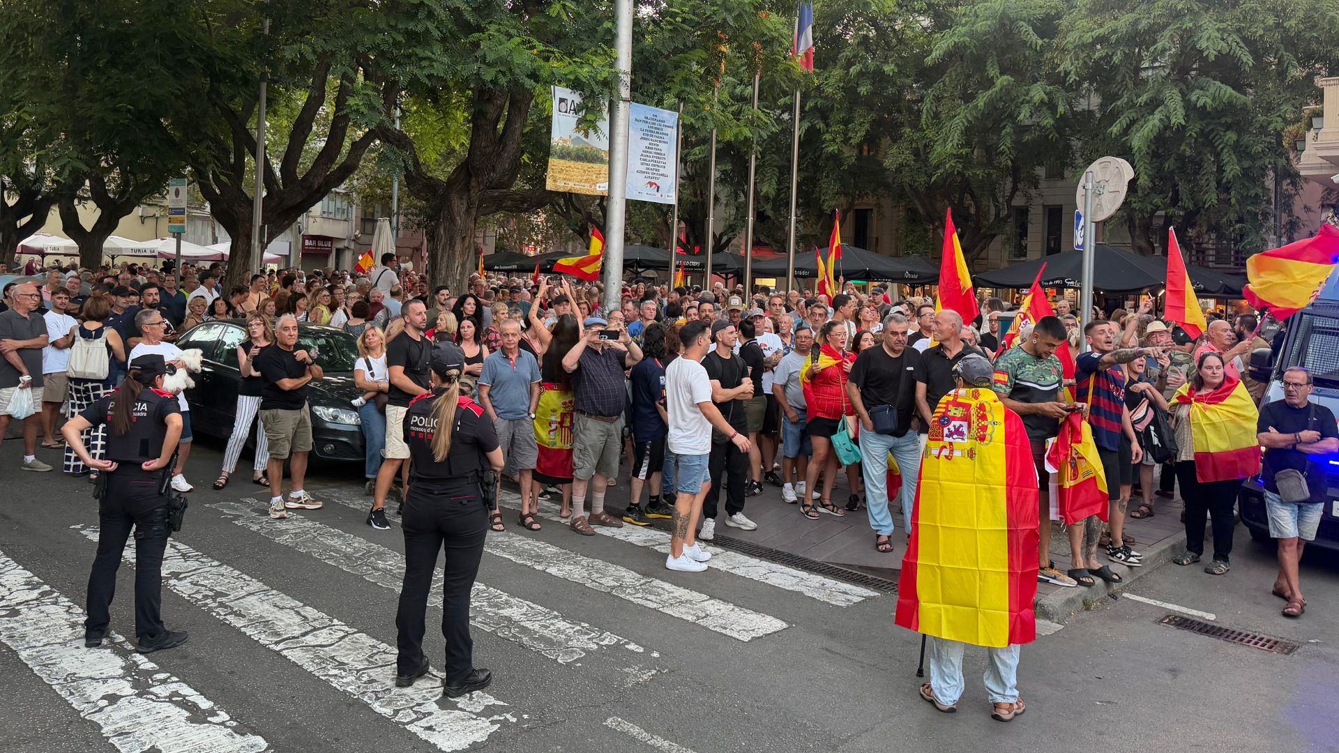 Tensió a Sant Boi una minoria radical eleva la tensió amb salutacions feixistes en la concentració de suport a Ceuta (1)