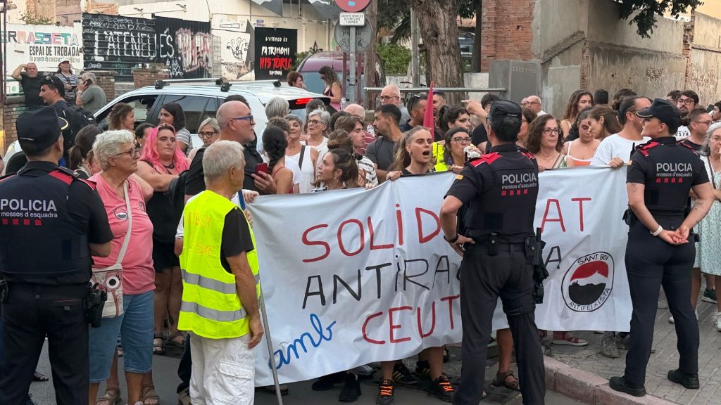 Tensió a Sant Boi una minoria radical eleva la tensió amb salutacions feixistes en la concentració de suport a Ceuta