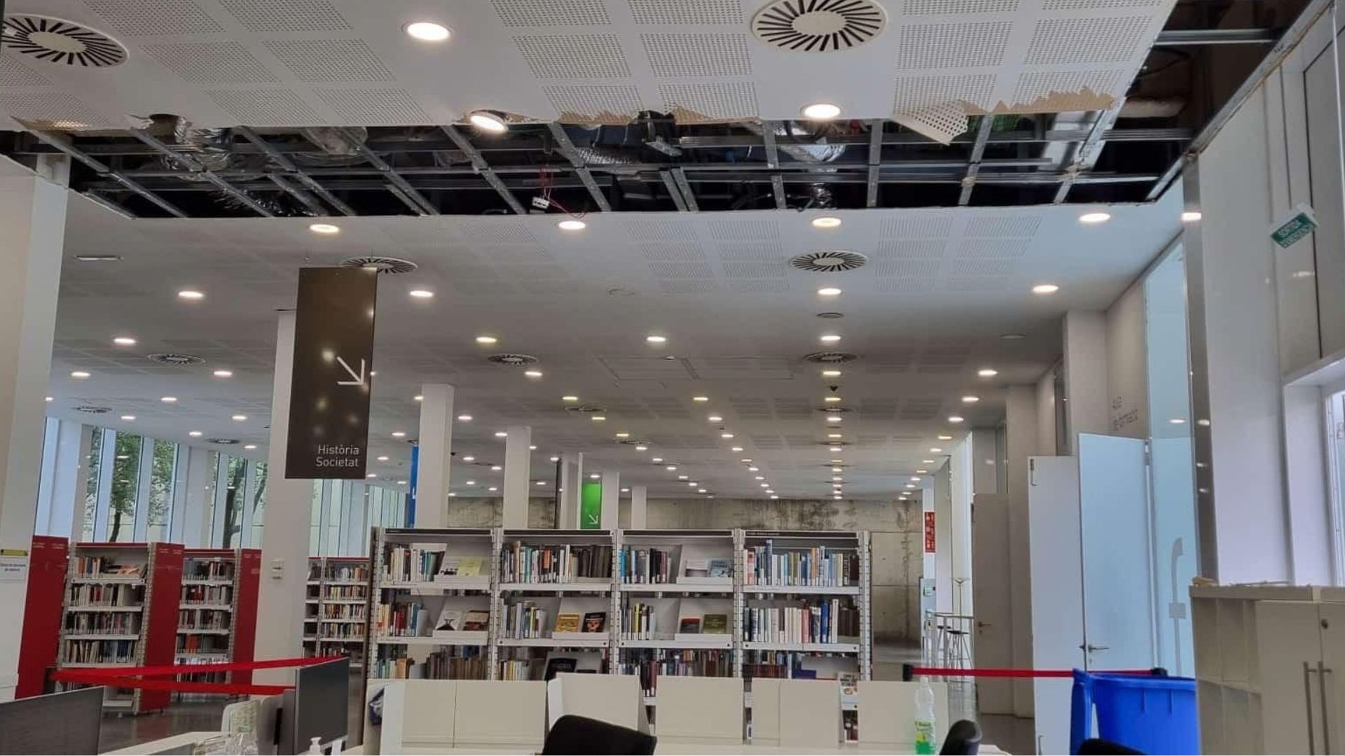 Cau part del fals sostre de la Biblioteca Jordi Rubió i Balaguer de Sant Boi