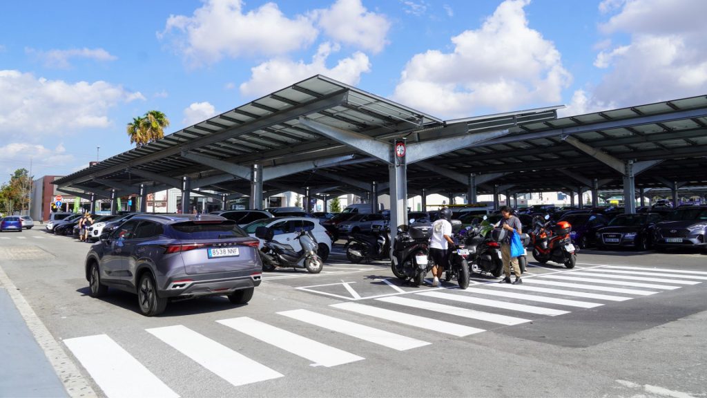 El pàrquing de l’Alcampo de Sant Boi es transforma així avança la construció dels més de 7.000 panells solars