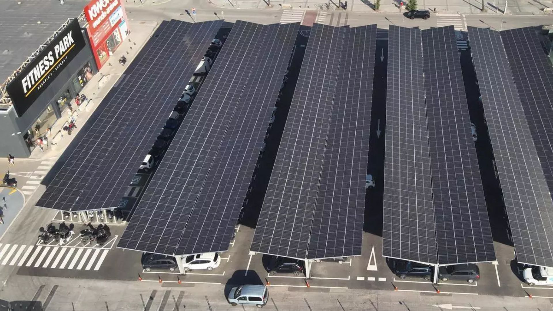El pàrquing de l’Alcampo de Sant Boi es transforma així avança la construció dels més de 7.000 panells solars