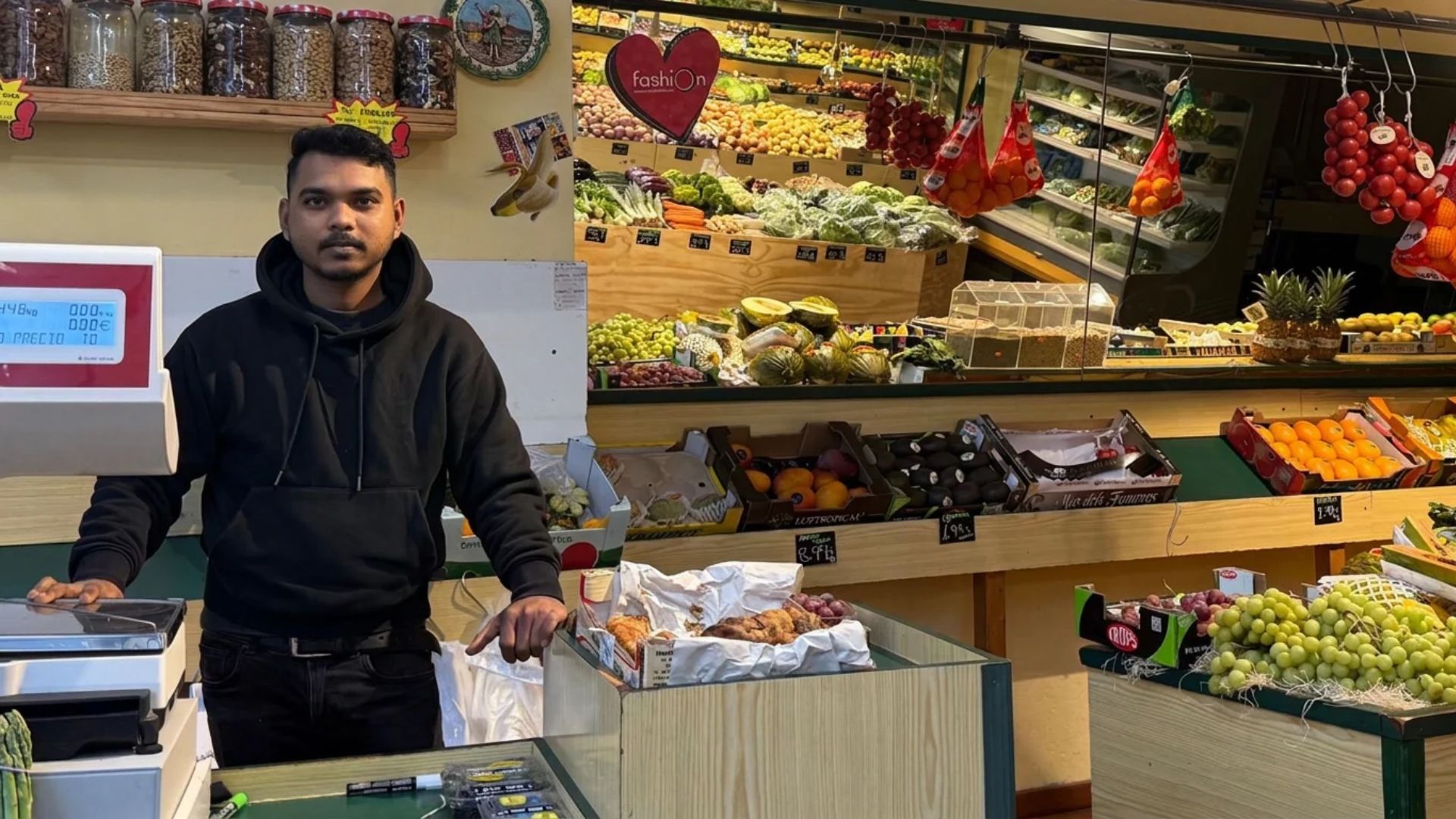 Gir de guió a Sant Boi_ Fruites Esteban reobre després d’anunciar el tancament amb un nou propietari