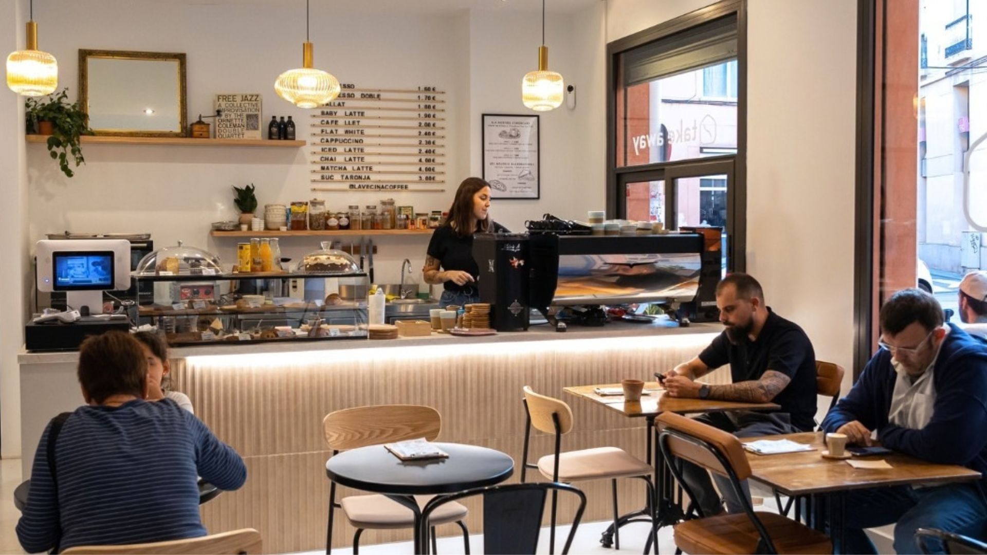 La Vecina fa tres anys al centre de Sant Boi un cafè també pot fer ciutat