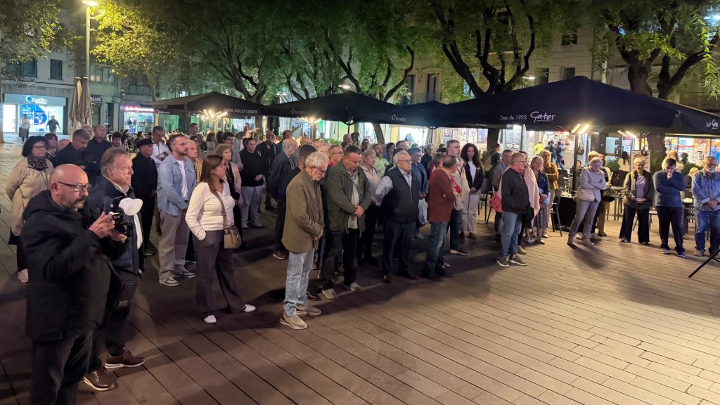Sant Boi guarda un minut de silenci per les víctimes de l’accident ferroviari a Toledo