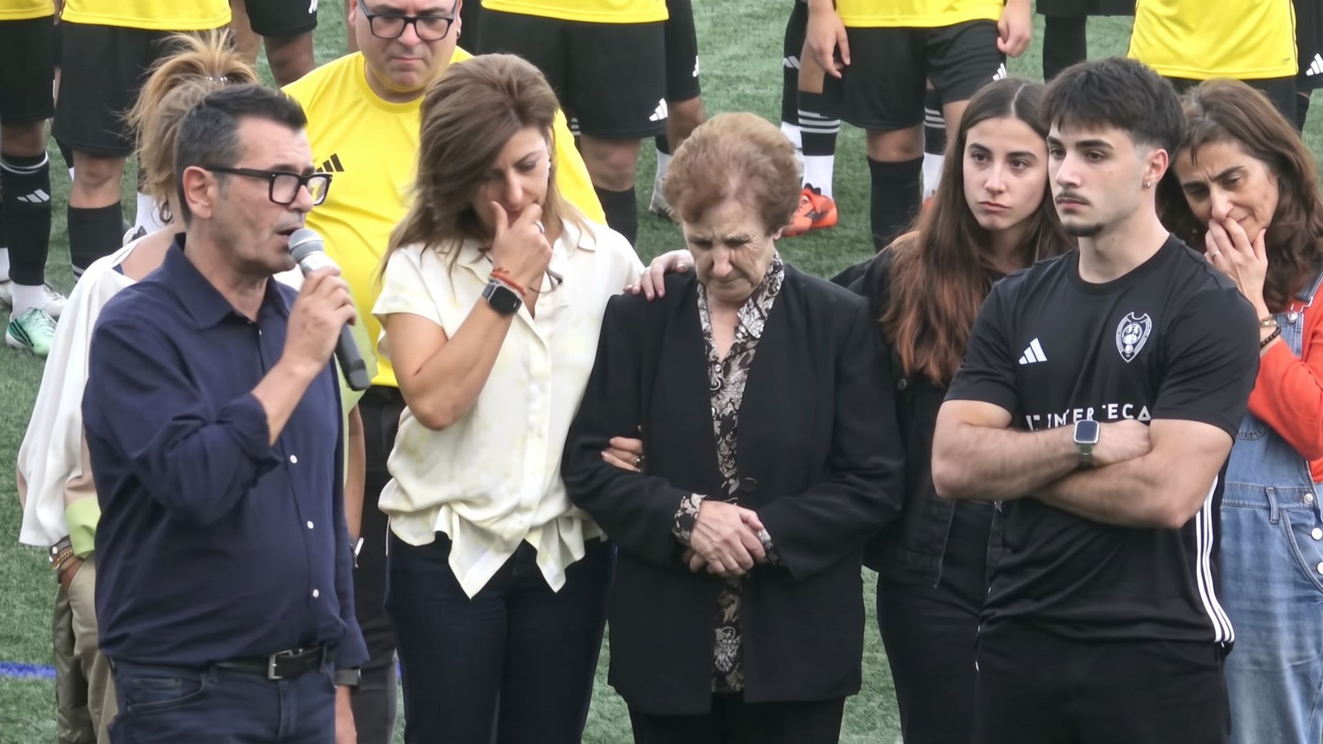 Sempre estaràs als nostres cors__ l’emotiu comiat a Manel Romero al derbi de Sant Boi