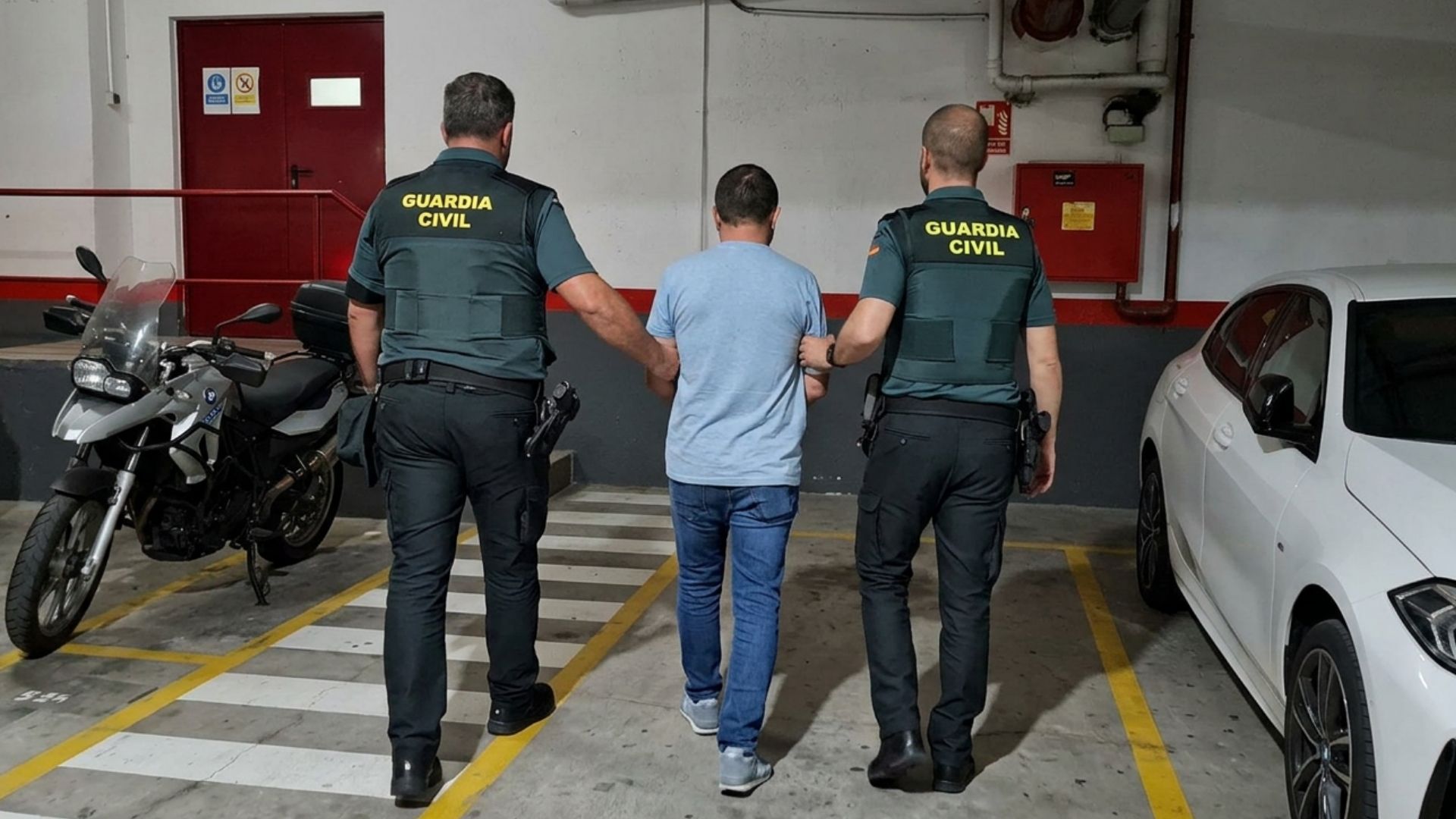 Troben 12 quilos de cocaïna i una pistola amb silenciador en un habitatge de Sant Boi
