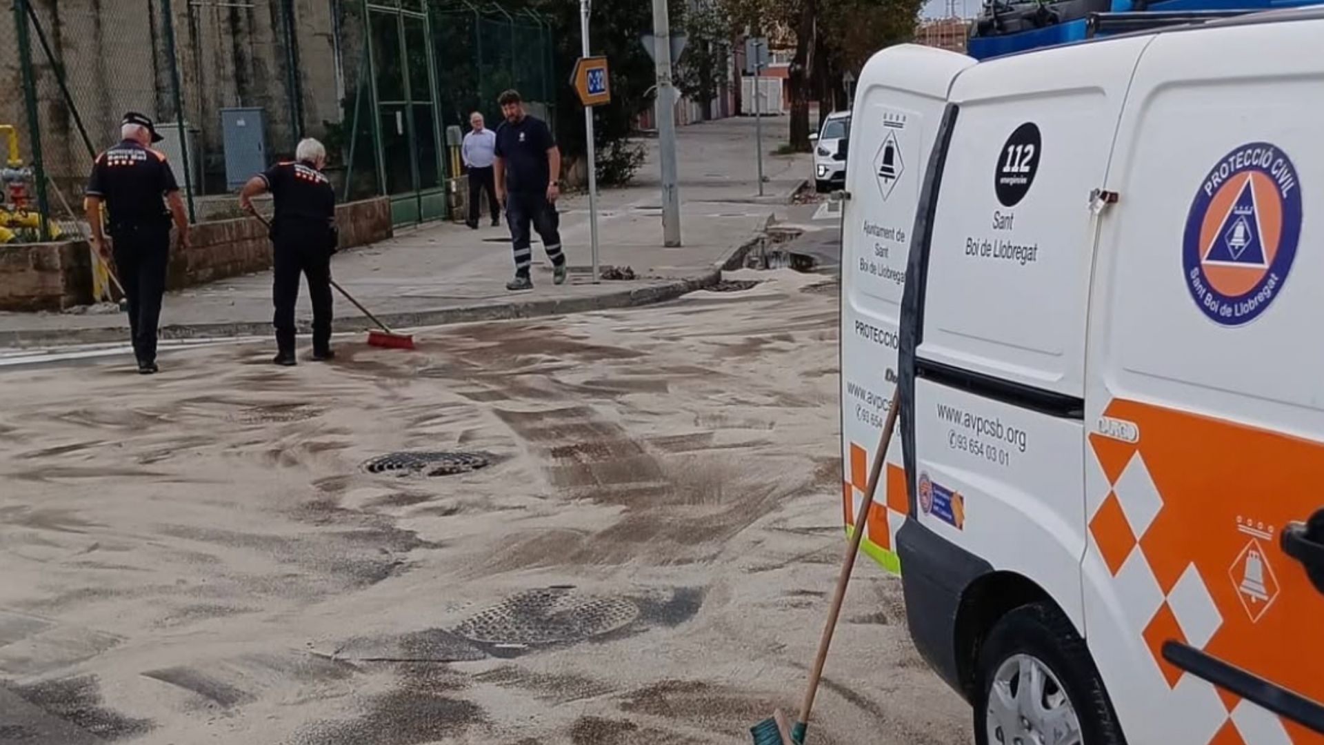 Un vessament de benzina d’un tràiler obliga a tallar el trànsit a Riera Roja amb Marina