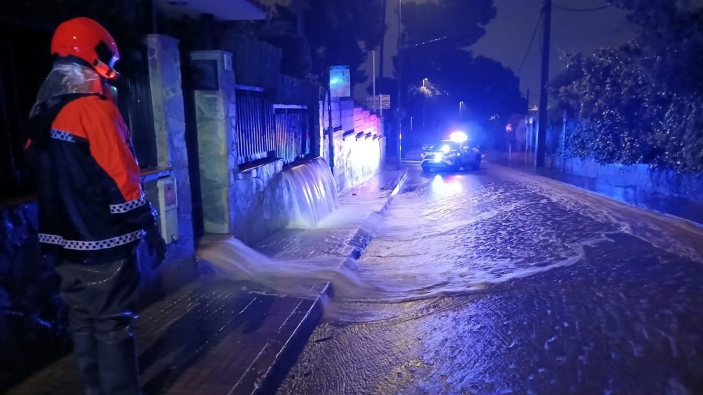 Una espectacular cascada d’aigua a Sant Boi converteix un carrer de la zona residencial de Marianao en una riuada en ple temporal